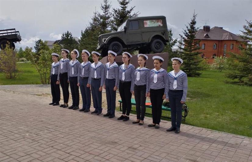 Тюменские росгвардейцы оказали помощь подшефным школьникам в подготовке к городской «Зарнице»