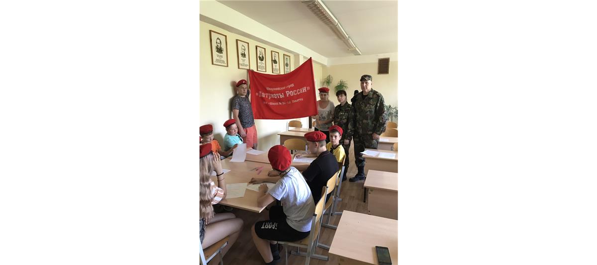 Бойцы и ветераны тольяттинского ОМОН поздравили учеников подшефной школы с Днем России