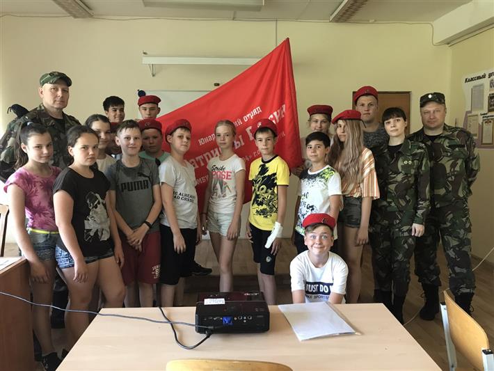 Бойцы и ветераны тольяттинского ОМОН поздравили учеников подшефной школы с Днем России