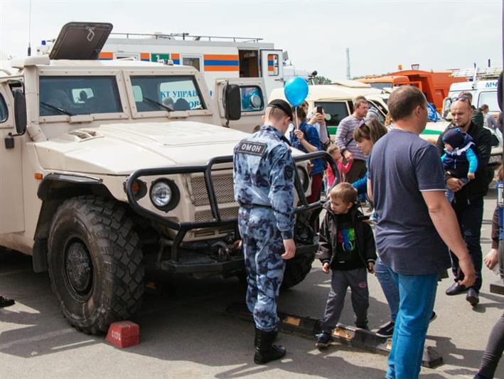 В Кузбассе дети познакомились с техникой Росгвардии 