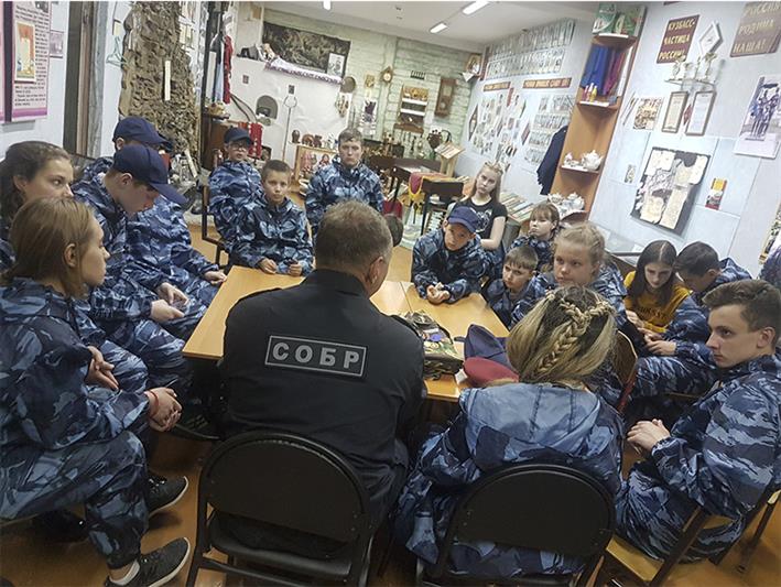 Ученикам кемеровской школы, в которой учился погибший офицер СОБР, переданы на хранение личные вещи павшего спецназовца