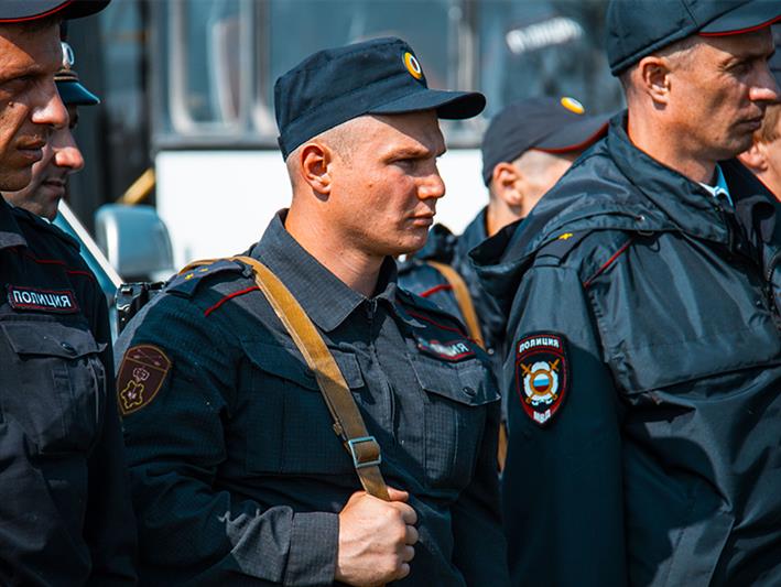 В Кемеровской области росгвардейцы задержали мужчину, который пытался решить семейный конфликт при помощи топора