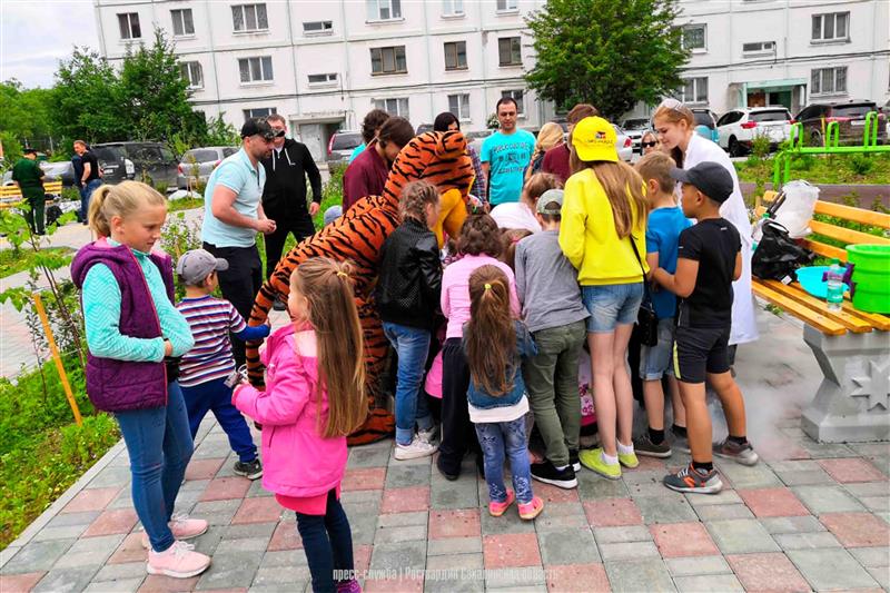 Росгвардейцы Сахалина устроили праздник для детей
