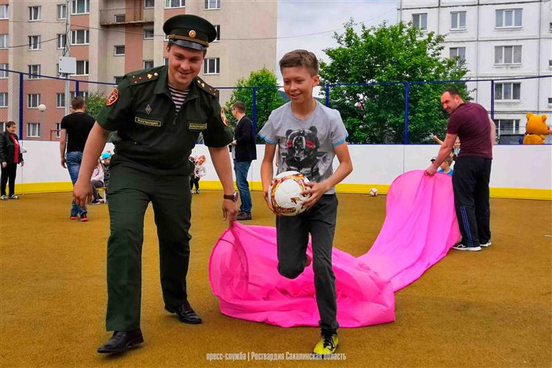 Росгвардейцы Сахалина устроили праздник для детей