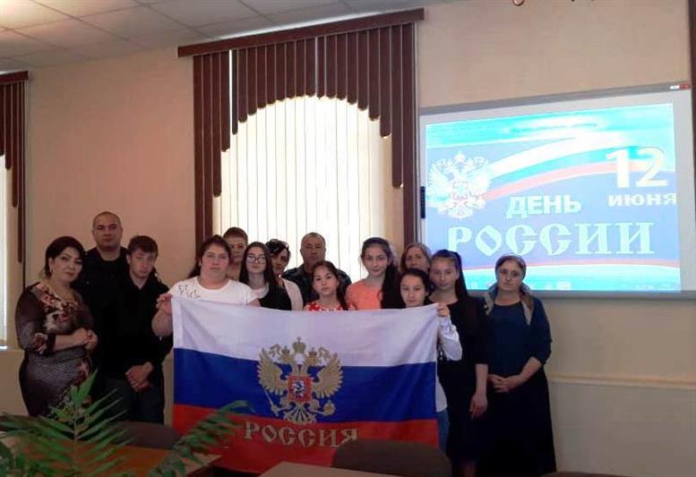 Сотрудники вневедомственной охраны поздравили с Днем России учащихся средней школы в Эльбрусском районе Кабардино-Балкарии