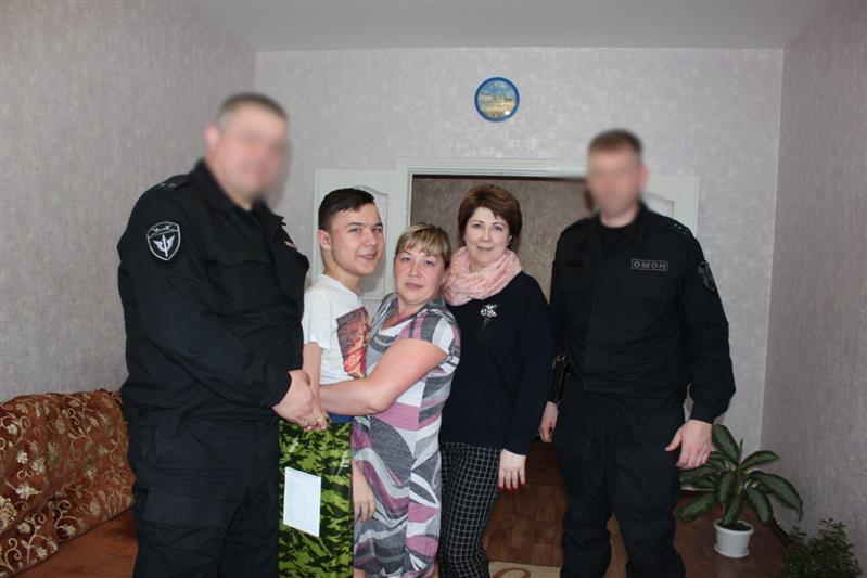 Сотрудники югорского ОМОН пришли в гости к детям с неизлечимыми заболеваниями