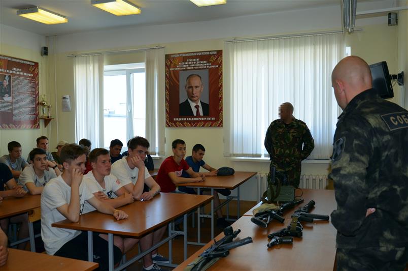 Сотрудники Росгвардии провели день призывника для десятиклассников