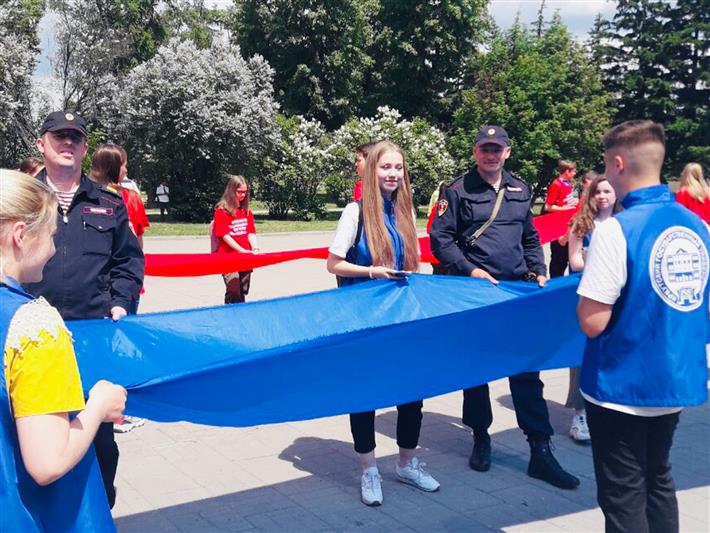 Сотрудники иркутской вневедомственной охраны приняли участие в акции «Живой флаг»