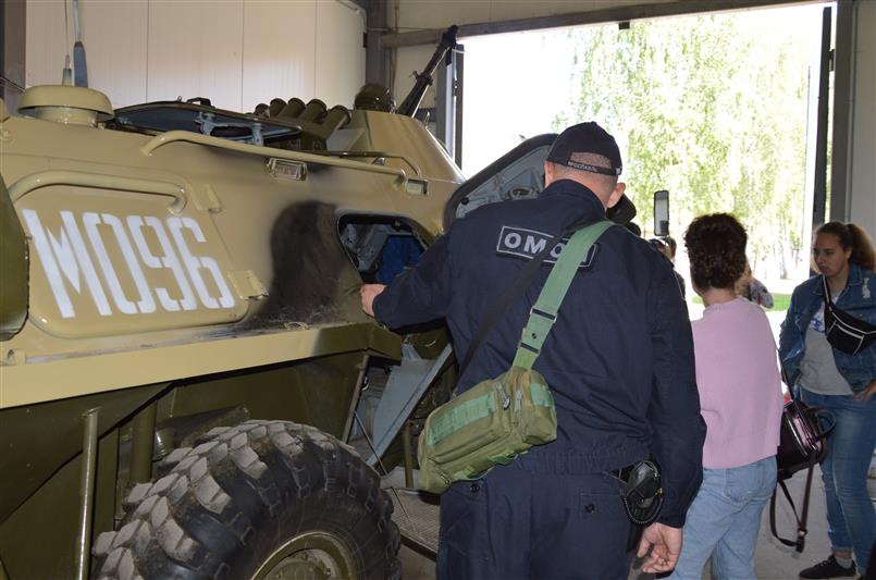 Воспитанники подшефного Росгвардии детского дома посетили базу ярославского ОМОН