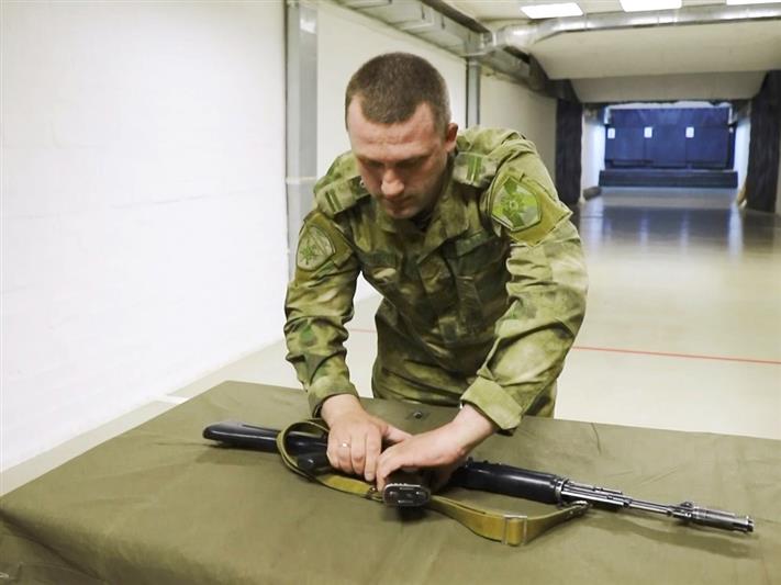 Военнослужащие югорского управления Росгвардии приняли эстафету по скоростной разборке автомата Калашникова