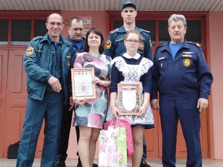 Дочь сотрудницы зиминского отдела вневедомственной охраны Росгвардии, предотвратившая пожар, награждена почетной грамотой МЧС