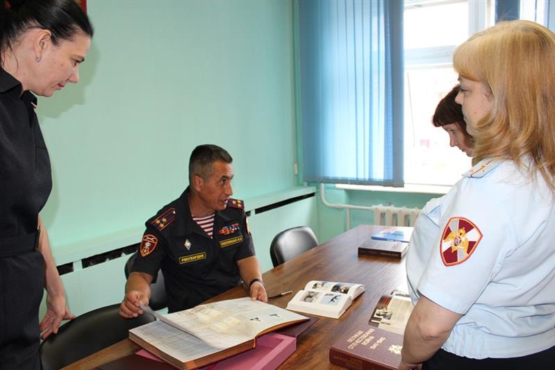 Начальник екатеринбургского управления вневедомственной охраны представил личному составу коллекцию книг о России