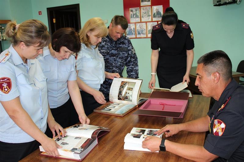 Начальник екатеринбургского управления вневедомственной охраны представил личному составу коллекцию книг о России 