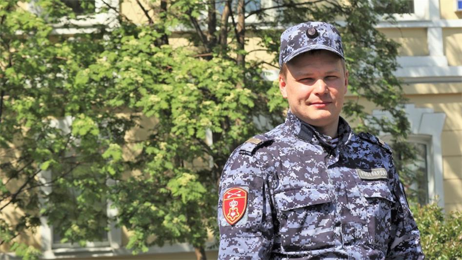 Жительница Красноярска поблагодарила сотрудника Росгвардии за помощь девушке,  которой внезапно стало плохо в автобусе