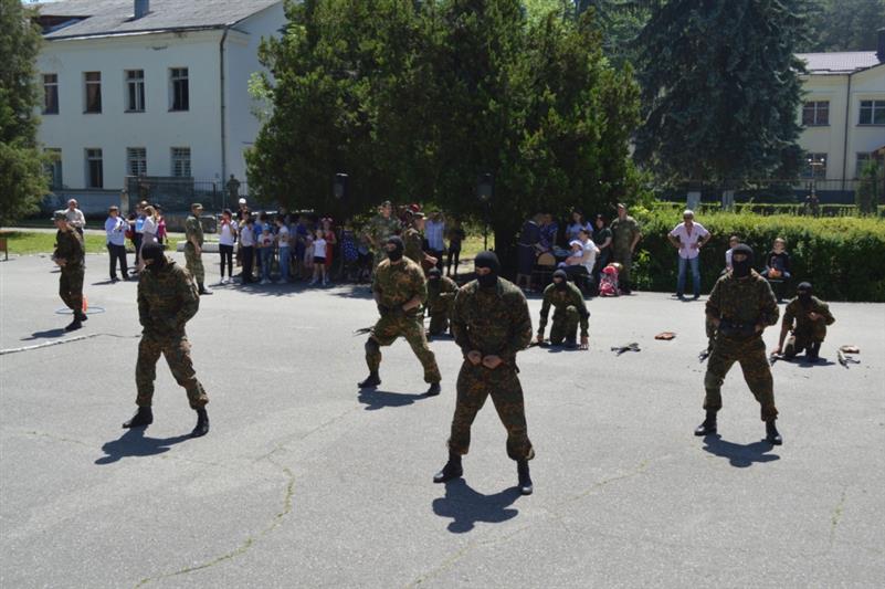 В Кабардино-Балкарии военнослужащие Росгвардии организовали праздник для детей (фото)