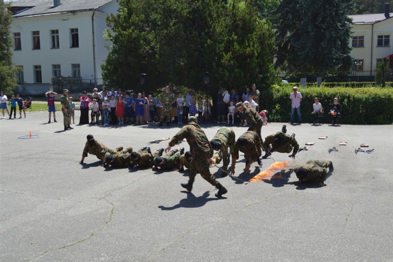 В Кабардино-Балкарии военнослужащие Росгвардии организовали праздник для детей (фото)
