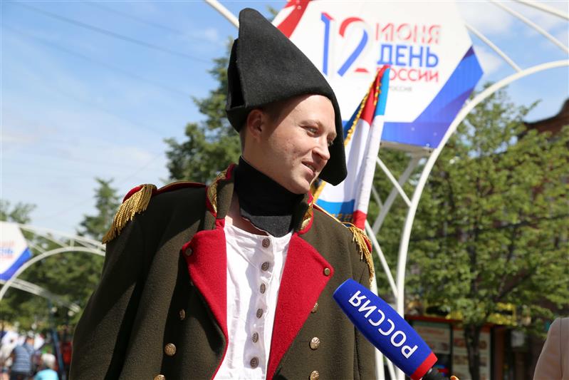 В День России по центральной улице Челябинска проследовало стилизованное шествие гвардейцев ХIХ века,  организованное территориальным Управлением Росгвардии