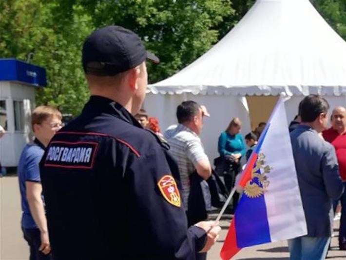 Сотрудники иркутской вневедомственной охраны приняли участие в акции «Живой флаг»