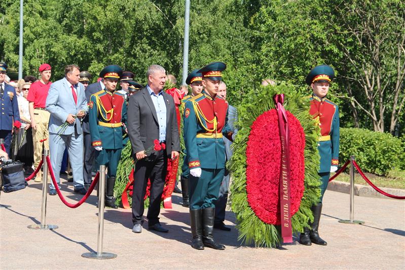 Курсанты и офицеры Пермского военного института Росгвардии приняли участие в церемонии возложения цветов и венков к мемориалу «Скорбящая»