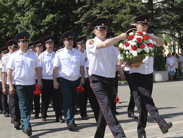 Кемеровские росгвардейцы зажгли свечи в День памяти и скорби