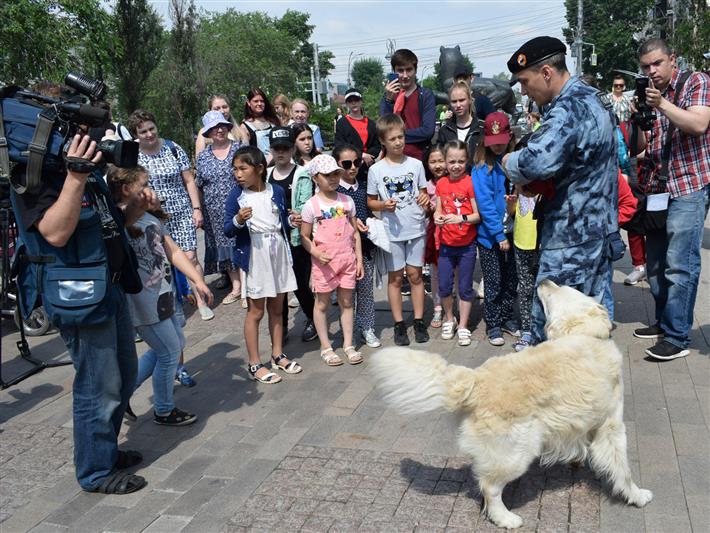 Сотрудник ОМОН со своим служебным псом принял участие в акции в ознаменование Дня кинолога в Иркутске