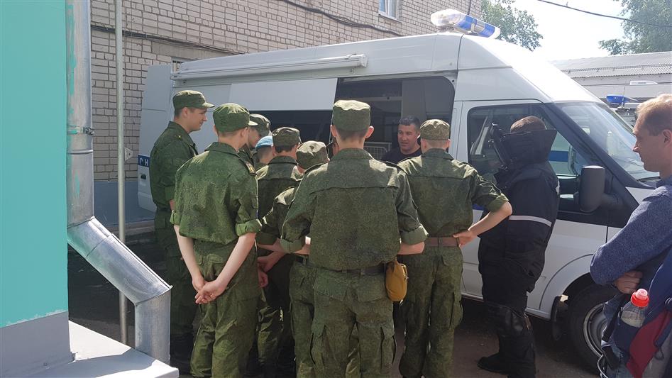 Накануне годовщины образования ивановский ОМОН открыл свои двери для юных патриотов