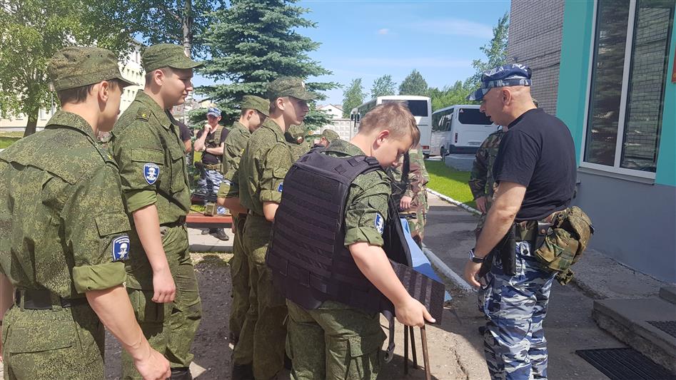 Накануне годовщины образования ивановский ОМОН открыл свои двери для юных патриотов