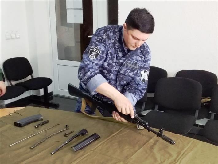 В Салехарде росгвардейцы провели соревнования в честь 100-летия со дня рождения Михаила Калашникова
