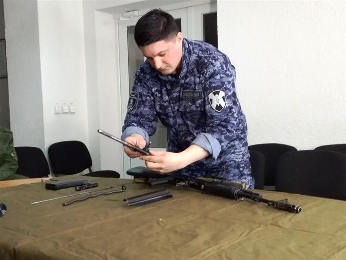 В Уральском округе Росгвардии  стартовала эстафета по скоростной разборке автомата Калашникова (видео)
