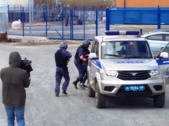 Съемочная группа салехардской телерадиокомпании понаблюдала за практической тренировкой сотрудников Росгвардии 