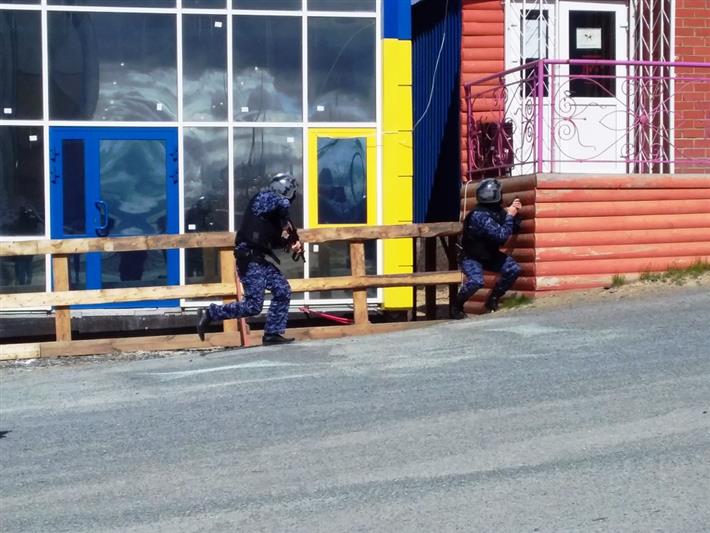 Съемочная группа салехардской телерадиокомпании понаблюдала за практической тренировкой сотрудников Росгвардии 