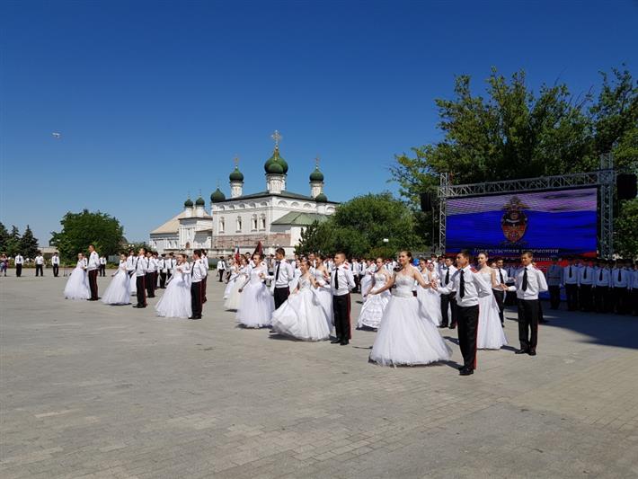 Росгвардейцы поздравили выпускников Астраханского суворовского военного училища МВД России с окончанием учебного заведения