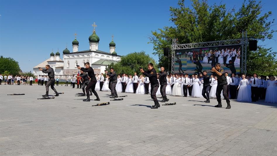 Росгвардейцы поздравили выпускников Астраханского суворовского военного училища МВД России с окончанием учебного заведения
