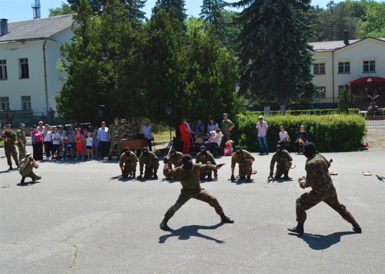В Кабардино-Балкарии военнослужащие Росгвардии организовали праздник для детей (фото)