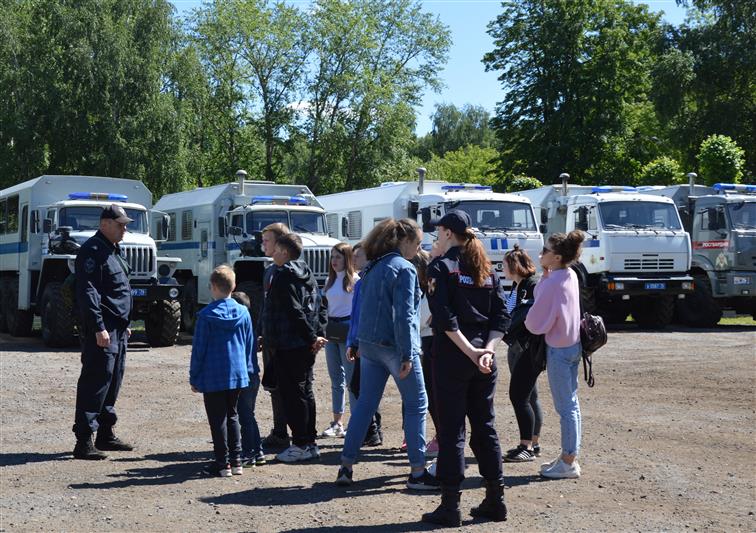 Воспитанники подшефного Росгвардии детского дома посетили базу ярославского ОМОН