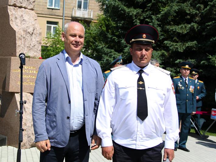 Сотрудника вневедомственной охраны наградили за спасение детей из горящего дома в Новосибирской области