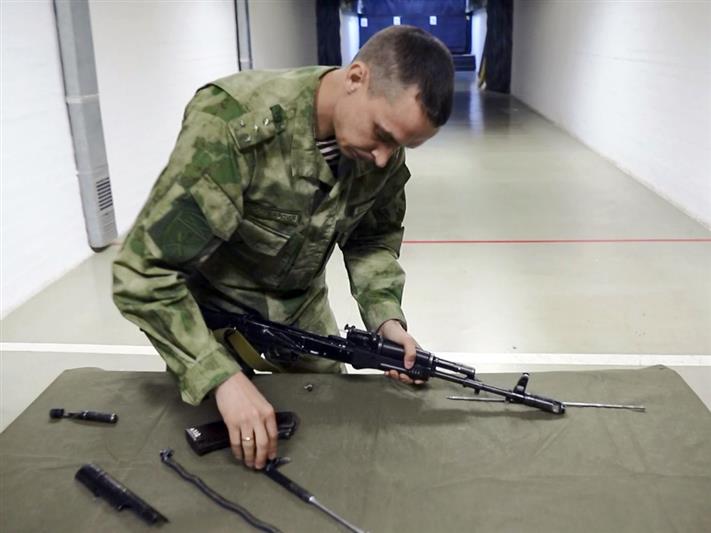 Военнослужащие югорского управления Росгвардии приняли эстафету по скоростной разборке автомата Калашникова