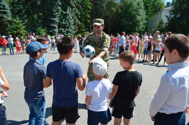 В Кабардино-Балкарии военнослужащие Росгвардии организовали праздник для детей (фото)