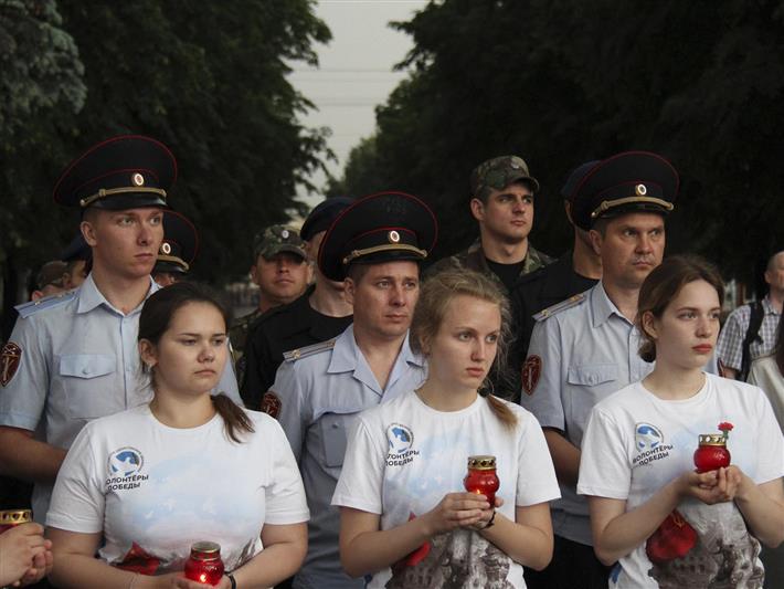 Кемеровские росгвардейцы зажгли свечи в День памяти и скорби