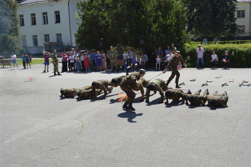 В Кабардино-Балкарии военнослужащие Росгвардии организовали праздник для детей (фото)