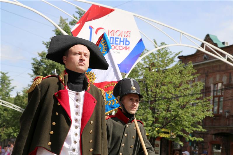 В День России по центральной улице Челябинска проследовало стилизованное шествие гвардейцев ХIХ века,  организованное территориальным Управлением Росгвардии