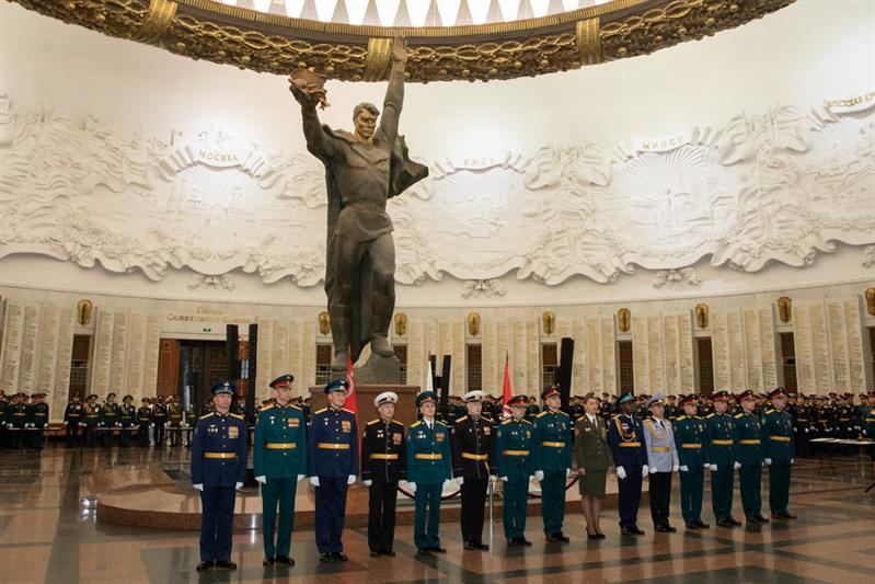 В Москве офицерам Росгвардии вручены дипломы об окончании Военного университета Министерства обороны