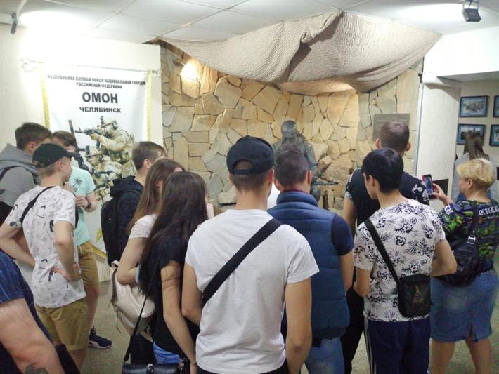 Челябинские омоновцы пригласили на экскурсию в отряд студентов колледжа Южно-Уральского госуниверситета