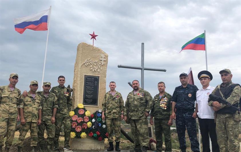 Военнослужащие грозненского соединения Росгвардии восстановили памятник погибшим товарищам 
