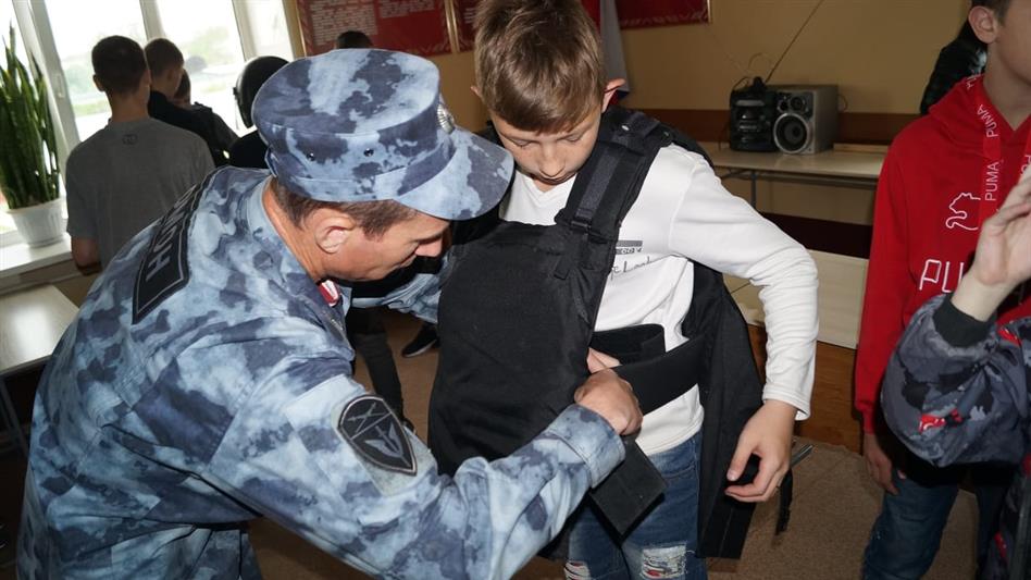 День открытых дверей, уличный концерт и «веселые старты» – в Приморье росгвардейцы провели серию мероприятий для детей
