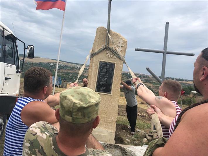 Военнослужащие грозненского соединения Росгвардии восстановили памятник погибшим товарищам