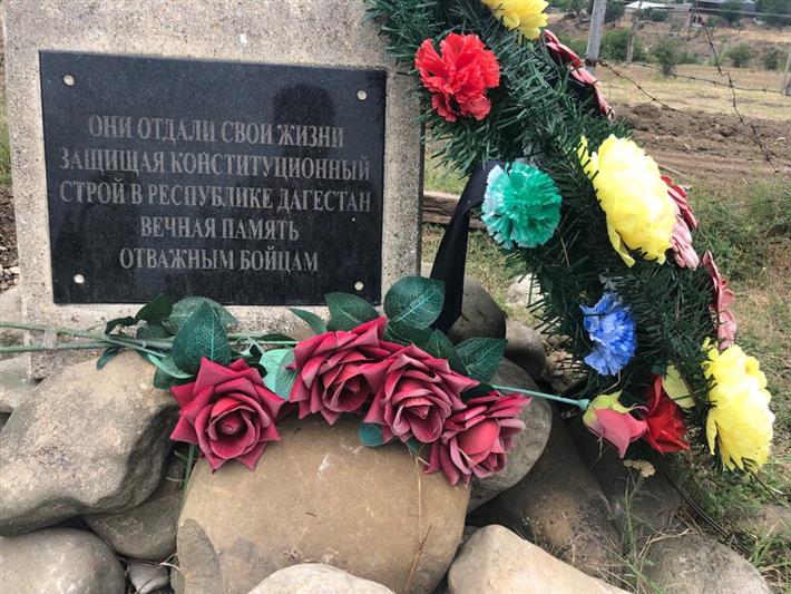 Военнослужащие грозненского соединения Росгвардии восстановили памятник погибшим товарищам 