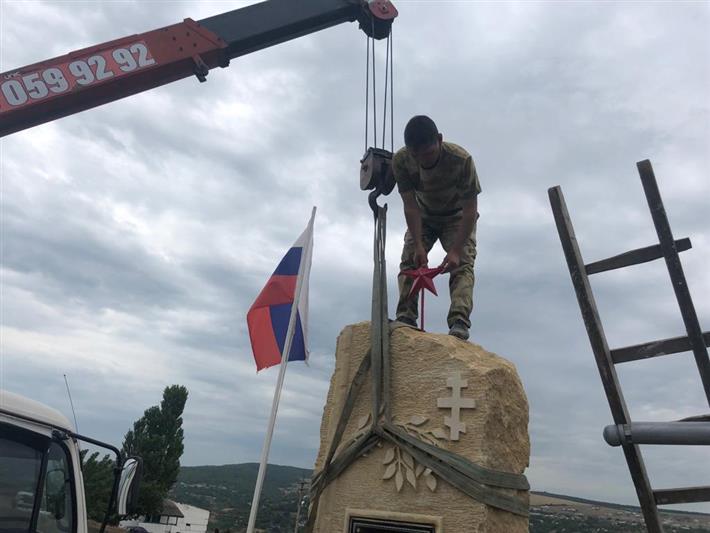 Военнослужащие грозненского соединения Росгвардии восстановили памятник погибшим товарищам 