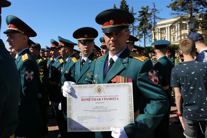 В Санкт-Петербурге офицерам Росгвардии вручены дипломы об окончании Михайловской военной артиллерийской академии