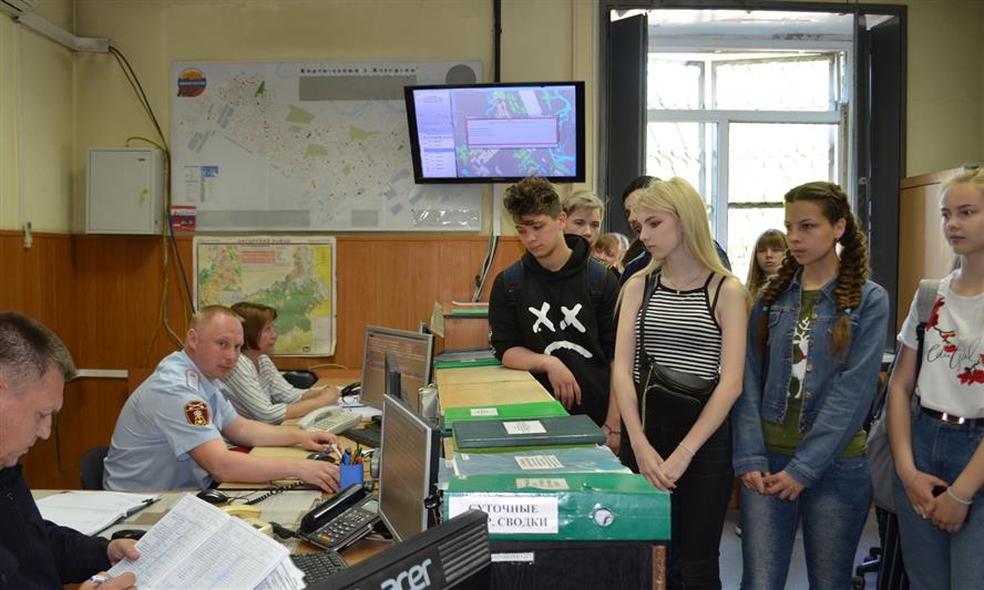 Ангарские школьники побывали на экскурсии в подразделении вневедомственной охраны 